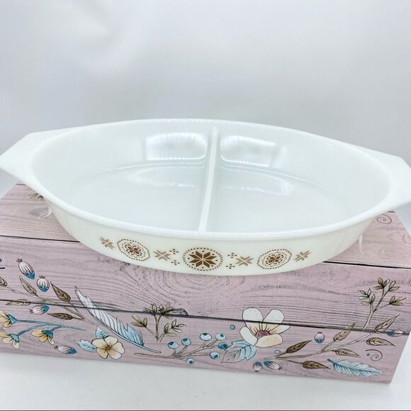 Vintage Pyrex Town and County Divided Casserole Dish - Picture 8 of 9